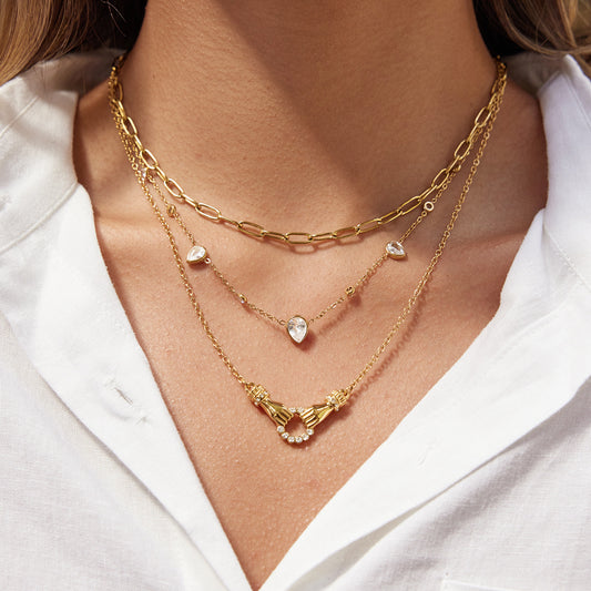 Collana da Donna in Acciaio al Titanio Placcato Oro 18K con Motivo a Mano Geometrico Minimalista