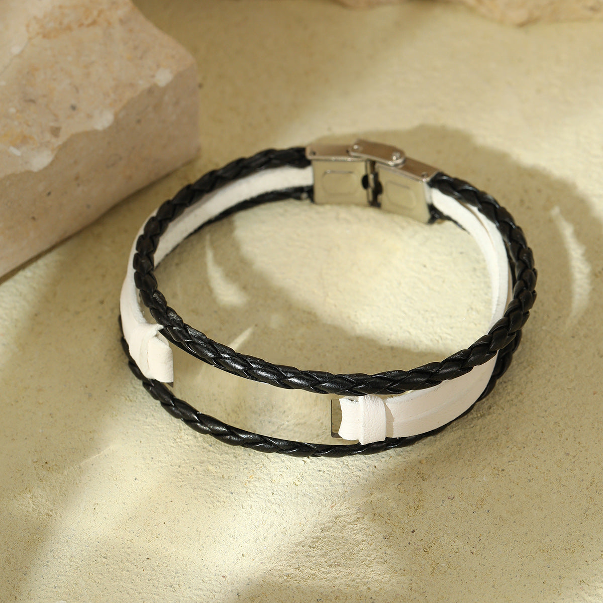 Bracciale Minimalista in Acciaio Inossidabile con Finitura Lucida, Placcatura in Titanio, Design Geometrico e Intreccio in Pelle, per Donna, con Possibilità di Incisione