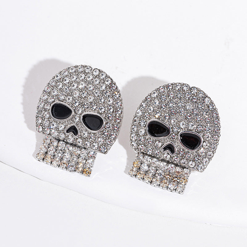 Elegantes aretes de calavera de Halloween con detalles de diamantes de imitación en aleación de zinc, con motivos de brujas, calabazas y murciélagos.