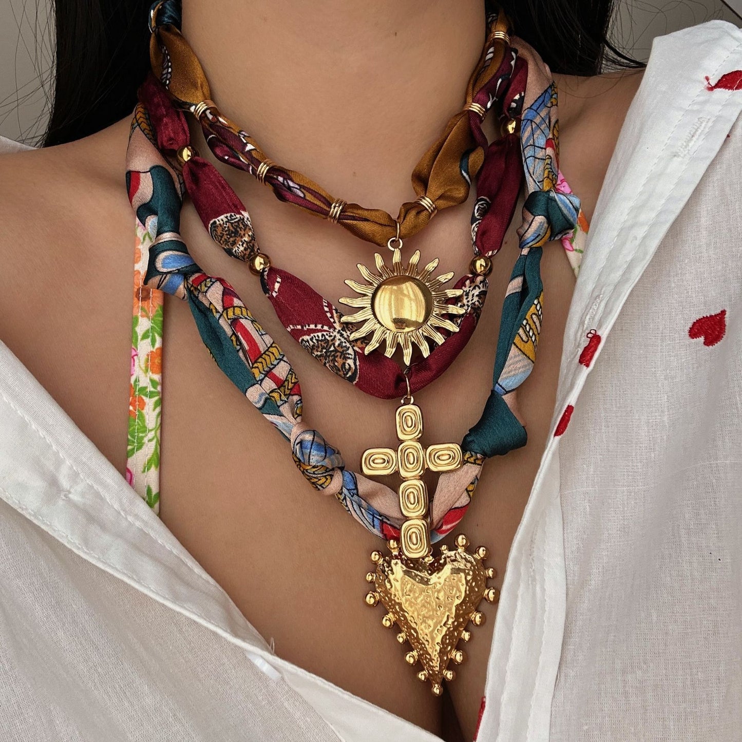 Collar con colgante informal de cruz y corazón de acero inoxidable para mujer