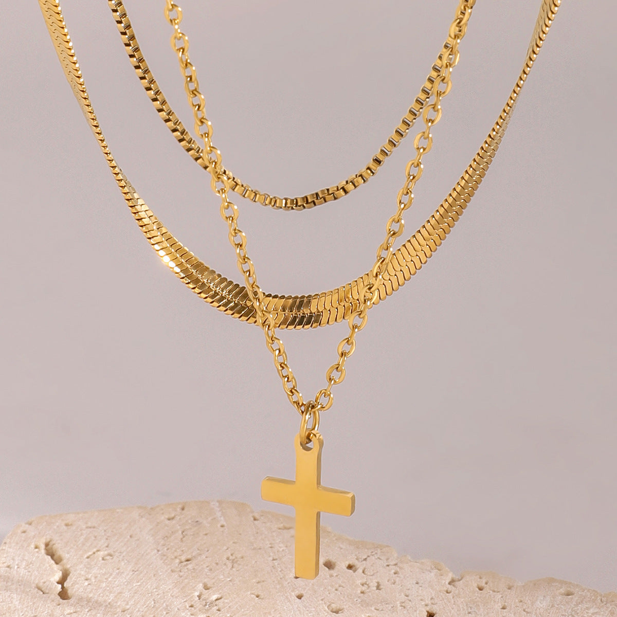 Collana Pendente Croce Minimalista da Donna in Acciaio Inossidabile con Pendente in Acciaio al Titanio e Finitura Placcata su Catena a Serpente