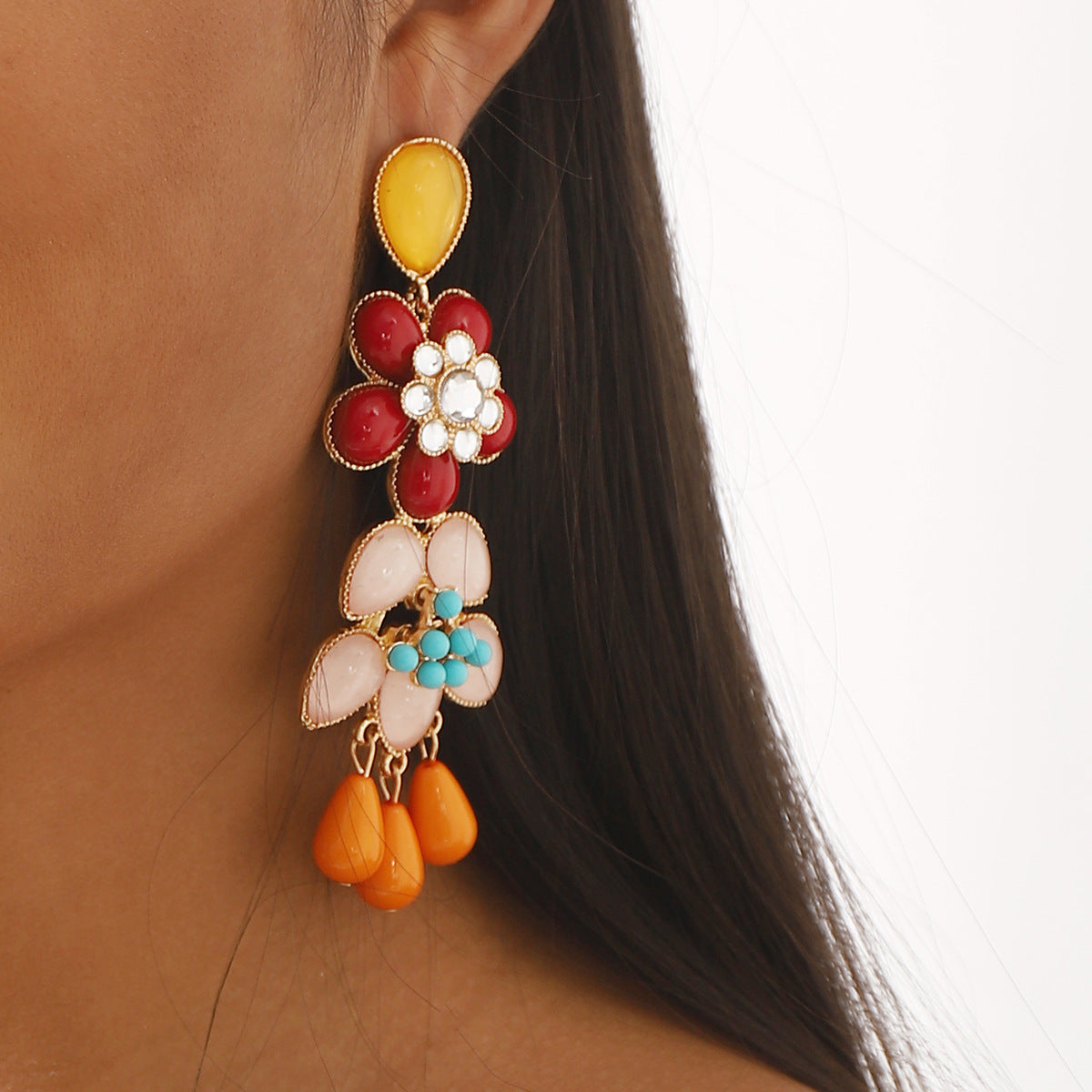 Aretes colgantes llamativos de resina floral bohemia con detalles de diamantes de imitación y postes de acero inoxidable