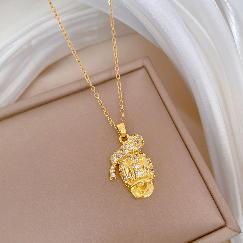 Collana pendente con anatra geometrica di lusso interamente in strass da donna, catena delicata per clavicola in acciaio al titanio