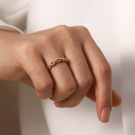 Anillo minimalista geométrico de acero de titanio con incrustaciones de perlas para mujer, banda trenzada anudada, a la moda
