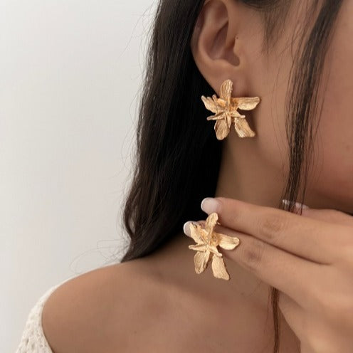 Pendientes de aleación chapados con diseño floral de hoja vintage minimalista para mujer