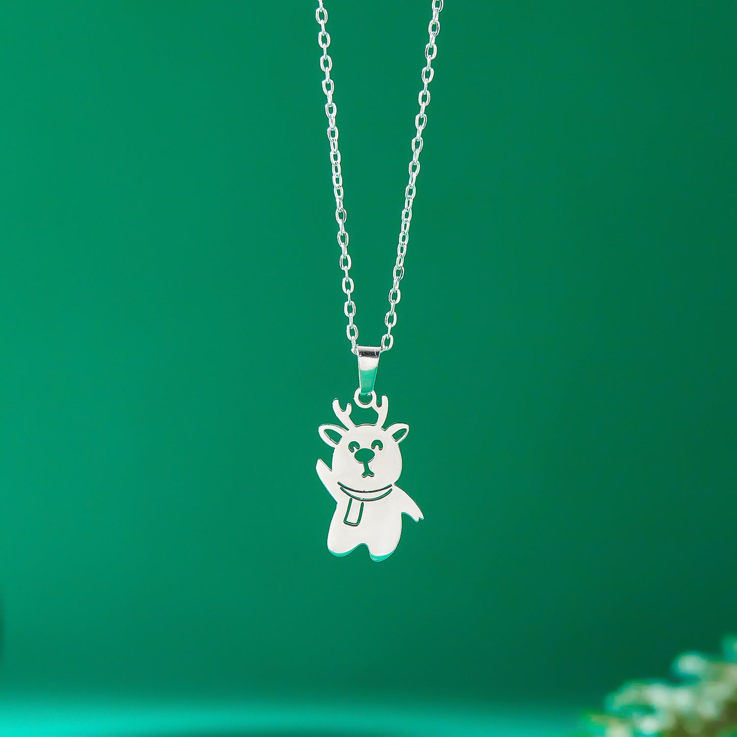 Collar Colgante de Árbol de Navidad Minimalista en Acero de Titanio con Acabado Chapado en Cadena O para Uso Festivo Unisex
