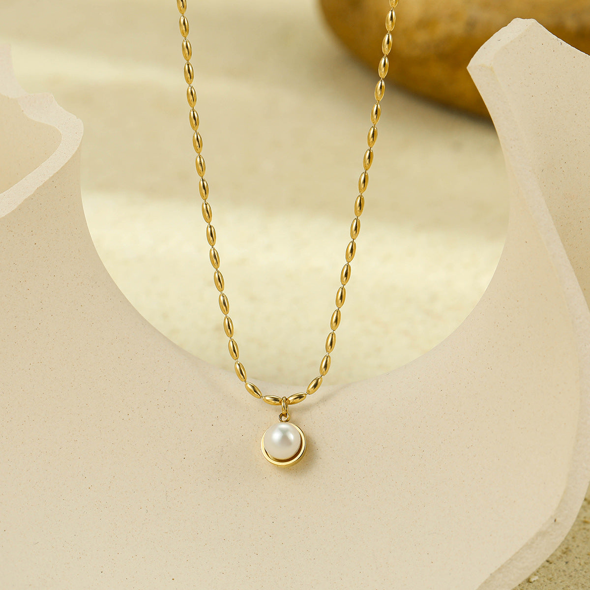 Collar Minimalista de Perlas Francesas para Mujer en Acero Inoxidable con Acabado Chapado, Elegante Cadena para Clavícula para Otoño e Invierno