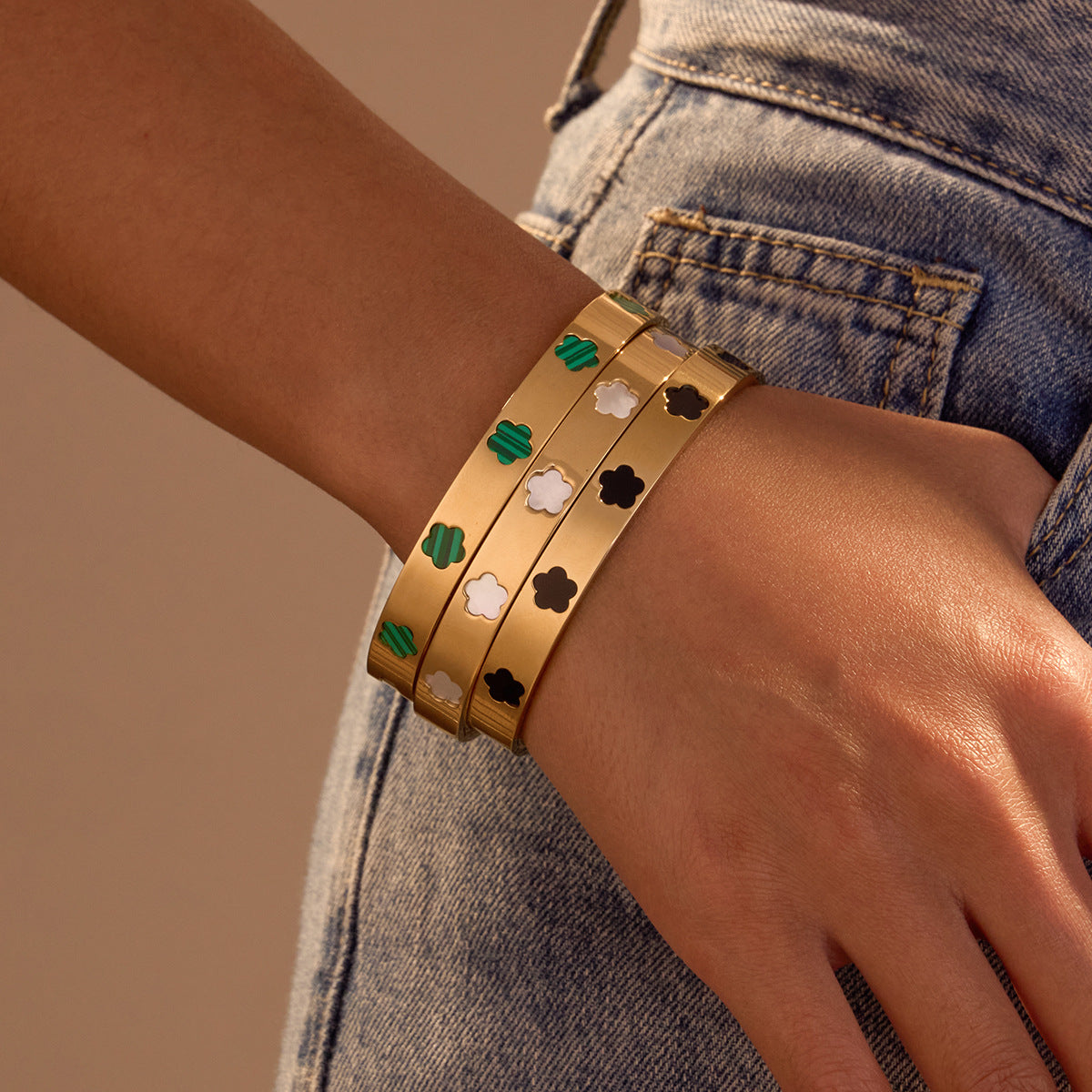 Bracciale da donna in acciaio inossidabile con intarsio in madreperla a forma di fiore, stile OL alla moda, con finitura placcata