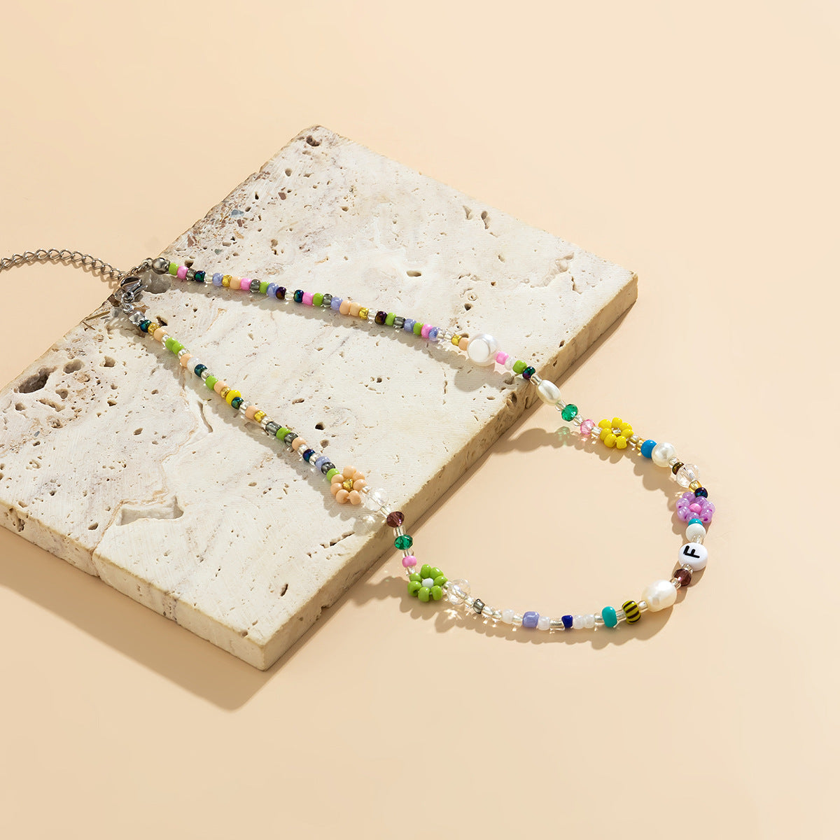 Collana Pendente con Lettera in Finta Perla Rustica Floreale Minimalista da Donna con Motivo Margherita e Catena Perlata
