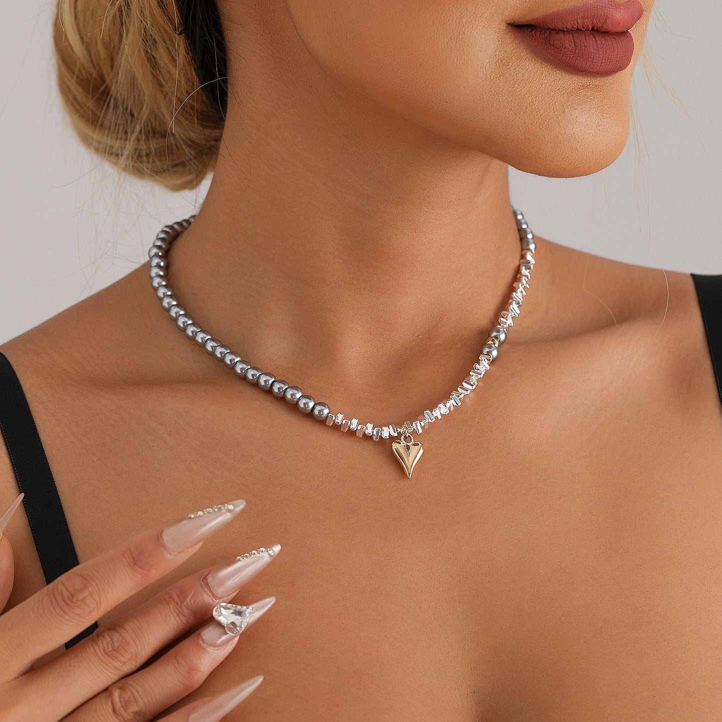 Minimalist Heart-Shaped Glass Beaded Clavicle Necklace for Women with Electroplated Alloy Pendant