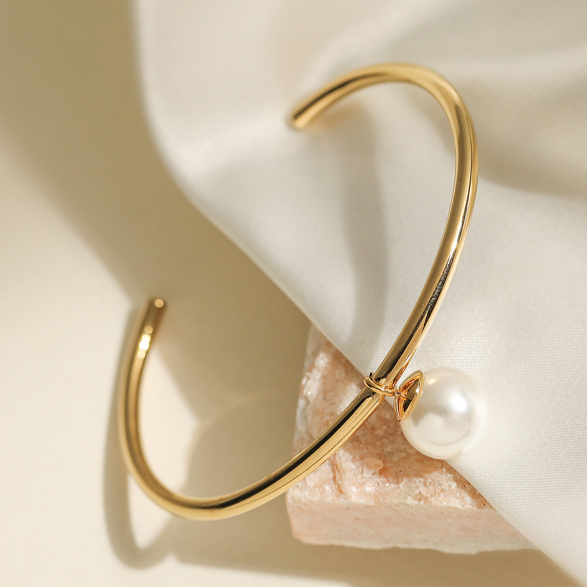 Minimalist Irregular Pearl Pendant Bracelet for Women in Stainless Steel with 18K Gold Plating