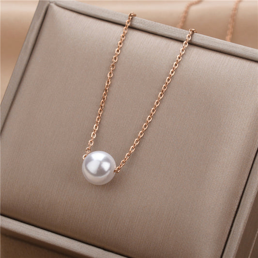 Collana da donna geometrica e minimalista in acciaio al titanio con ciondolo di perle simulate e finitura placcata