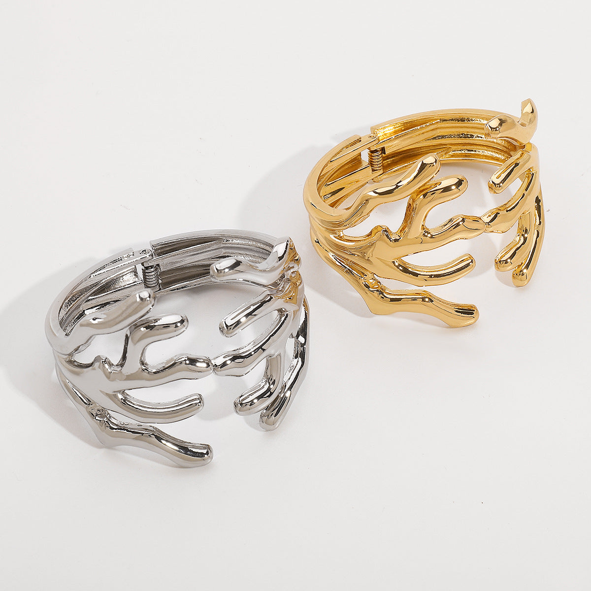 Brazalete ancho chapado en aleación de zinc con forma de rama exagerada y abertura de resorte para mujer