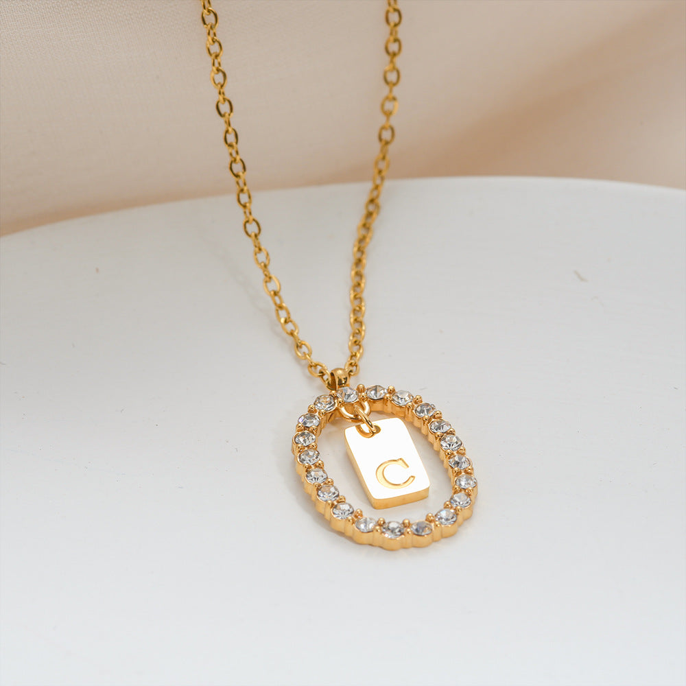 Collana da donna a maglione versatile in acciaio inossidabile ovale minimalista con lettera, placcata oro, con catena a maglie, con strass micro-pavé