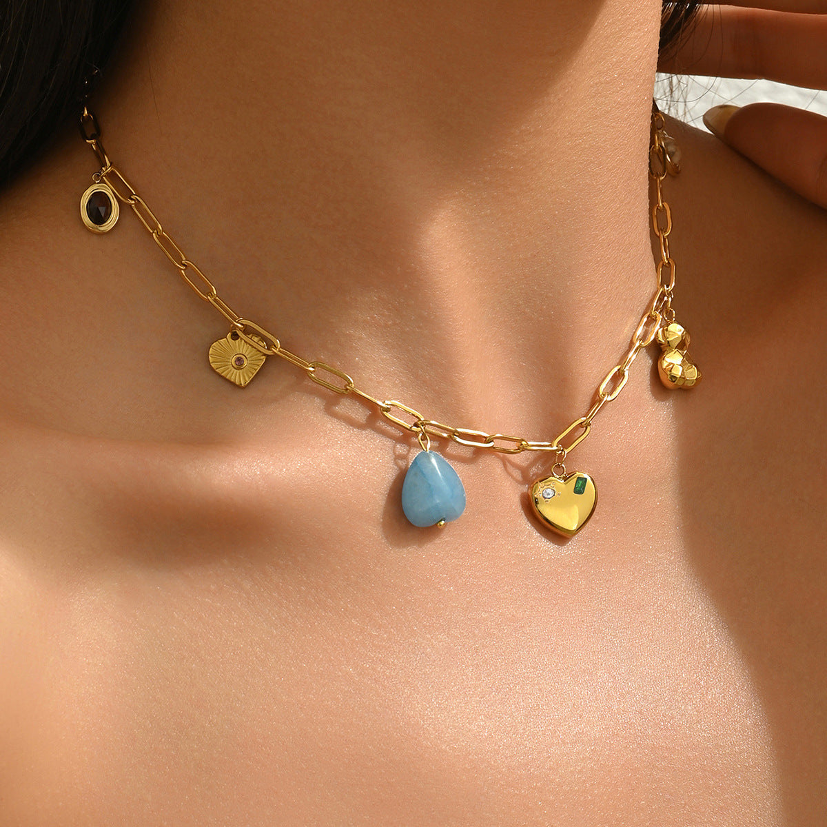 Collana a cuore geometrico in rame con intarsio di zirconi da donna, pendente lungo dal design minimalista e alla moda