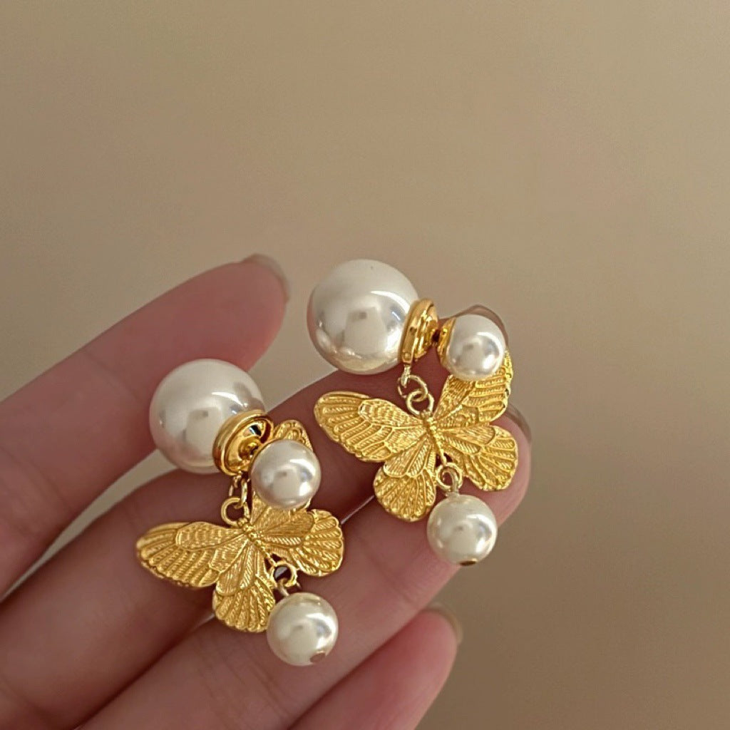 Elegantes pendientes florales de perlas con postes de plata chapados en oro para mujer