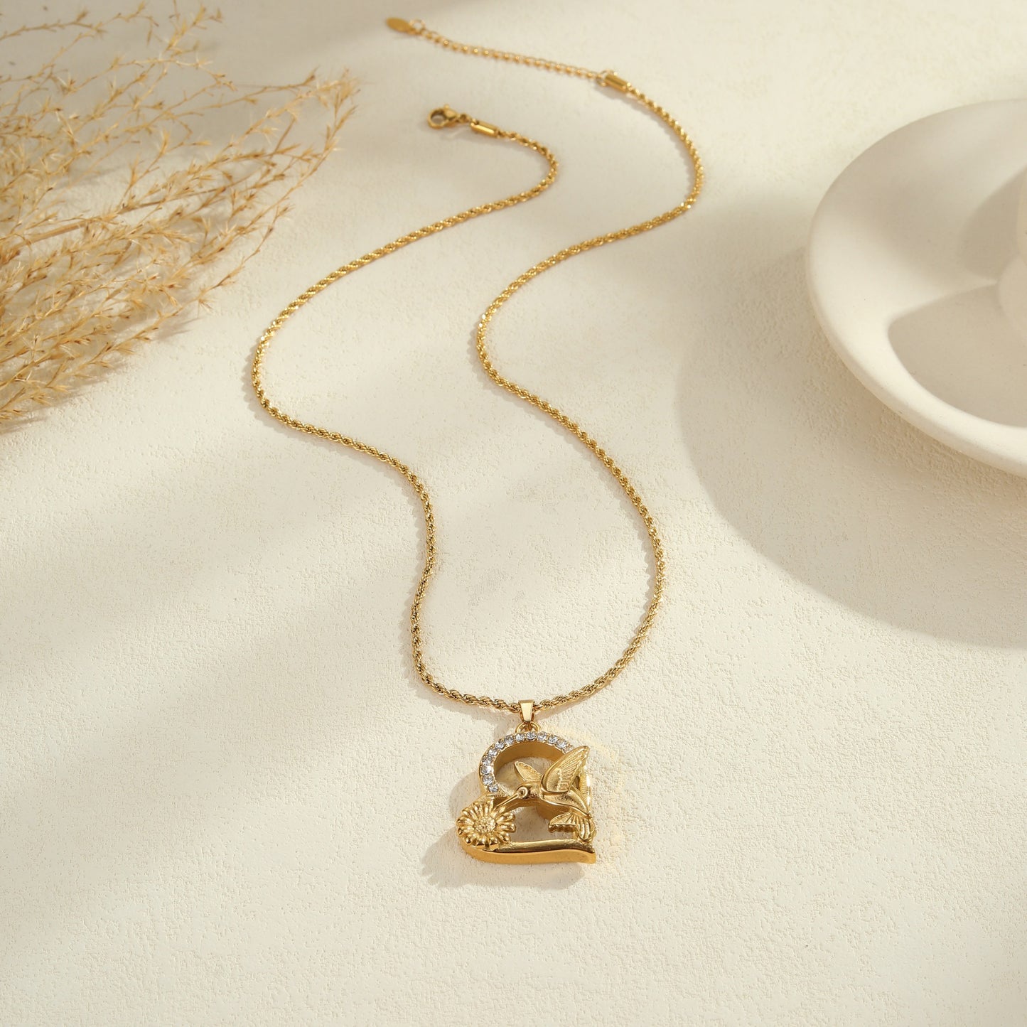 Elegante collar con colgante de colibrí y estampado floral de acero inoxidable con baño de oro de 18 quilates para mujer al estilo de las profesionales de oficina