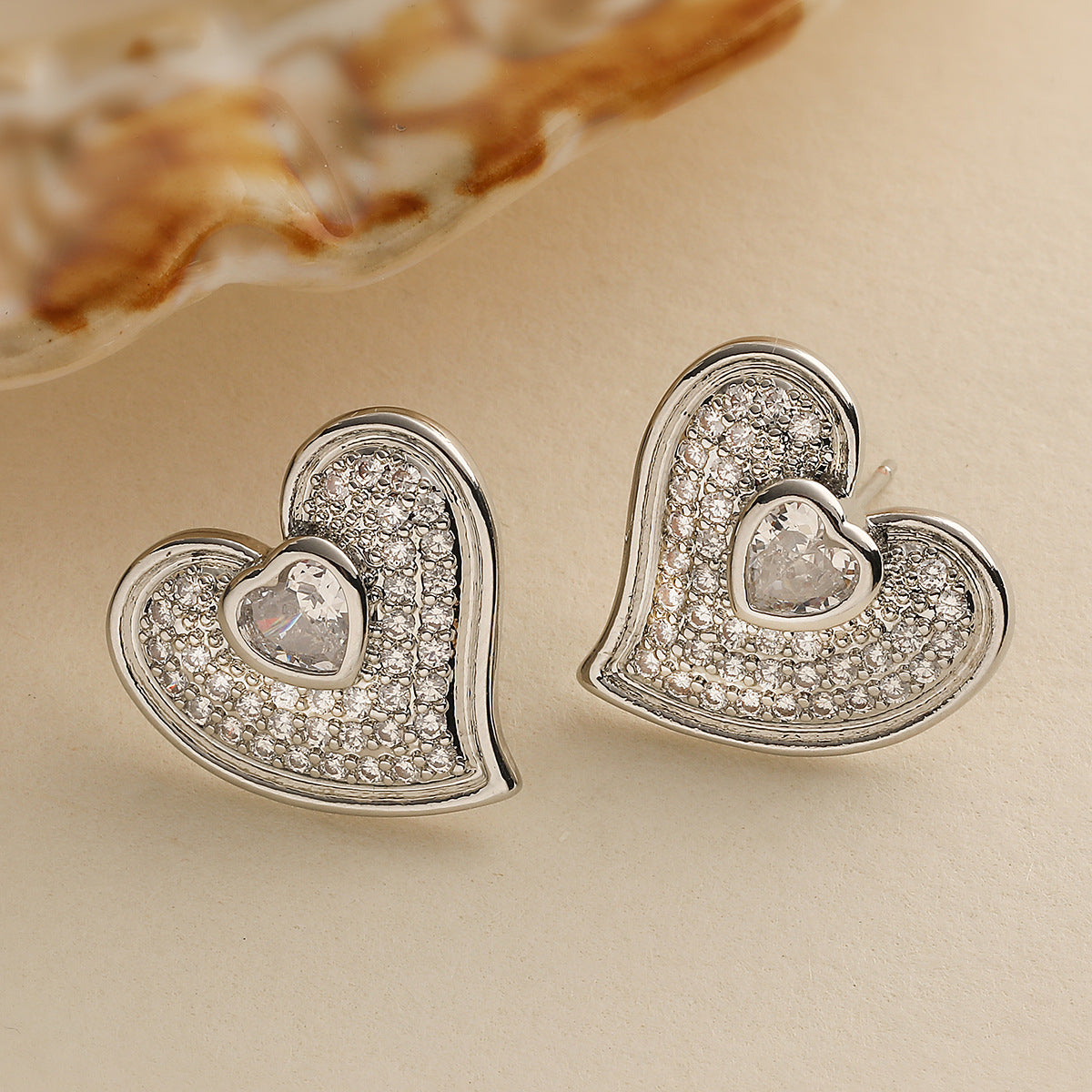 Orecchini a perno vintage da donna a forma di cuore con zircone, base in rame e placcatura in oro 18 carati