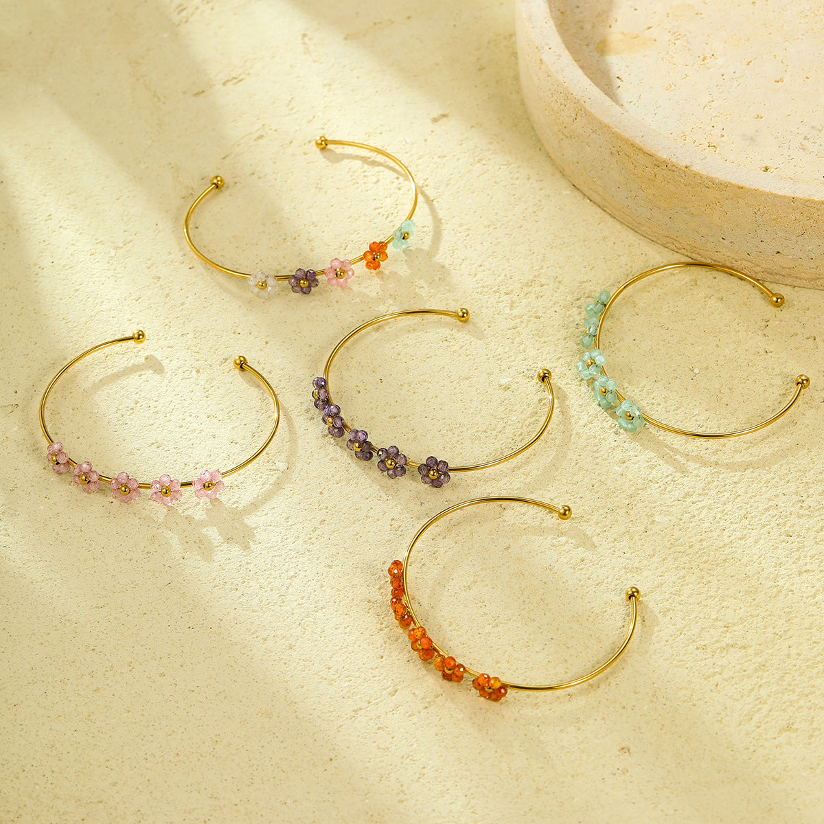 Bracciale a fiore minimalista elegante in acciaio al titanio e zircone con finitura placcata da donna