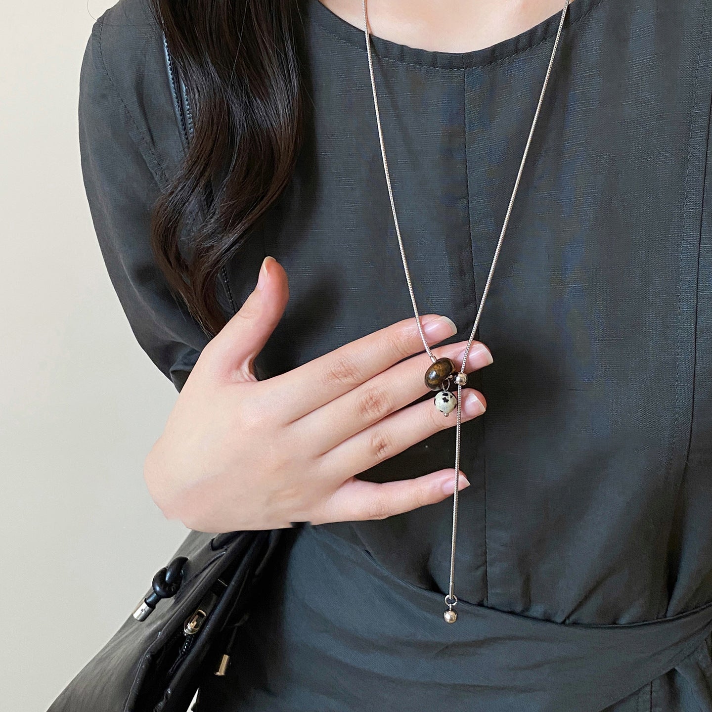 Collana con ciondolo geometrico minimalista in acciaio inossidabile con perle di occhio di tigre da donna, catena leggera casual per maglione con finitura placcata