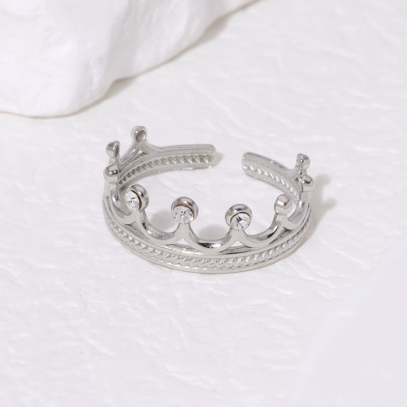 Anillo minimalista de acero inoxidable con baño de oro de 18 quilates en forma de corona para mujer con incrustaciones de diamantes de imitación