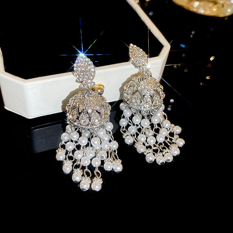 Orecchini a perno di lusso con lega geometrica irregolare e intarsio di strass, placcati argento, alla moda e versatili da donna