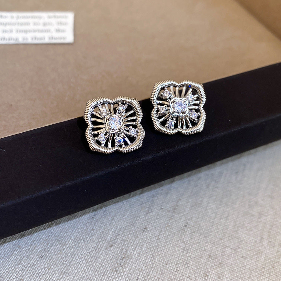 Pendientes florales minimalistas con incrustaciones de circonita en postes de acero inoxidable, elegante diseño de flor hueca adornada con perlas para mujer