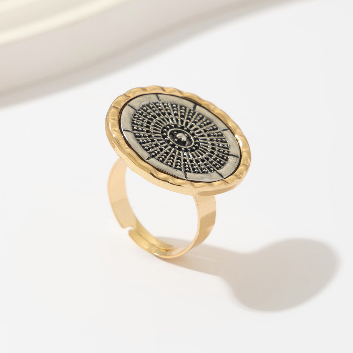 Anello da donna minimalista geometrico testurizzato in lega con design floreale e finitura martellata