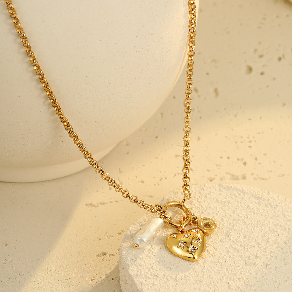 Elegante collar de acero inoxidable chapado en forma de corazón para mujer con diseño geométrico minimalista