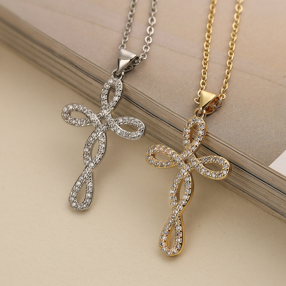 Collana con Ciondolo a Croce Minimalista da Donna in Rame con Placcatura in Oro 18 carati e Intarsio in Zirconi
