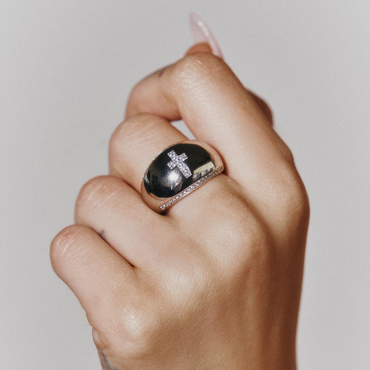 Anillo de cruz geométrico de moda chapado en oro de 18 quilates de acero inoxidable con incrustaciones de diamantes de imitación para mujer