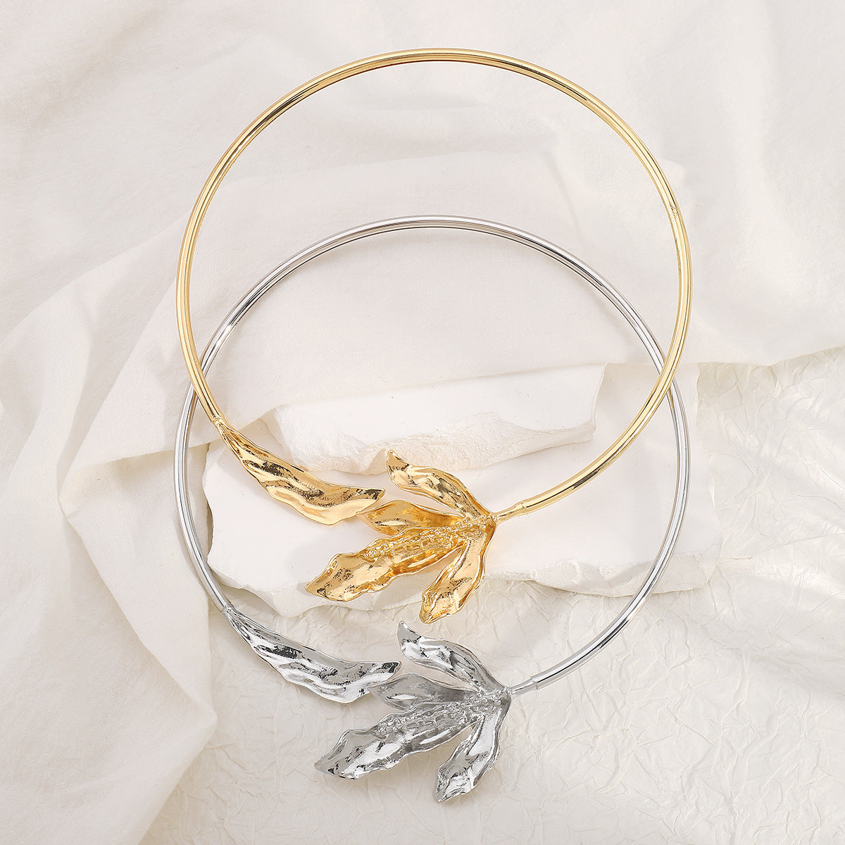 Collana con ciondolo a foglia botanica vintage da donna, girocollo in lega con catena delicata e medaglione
