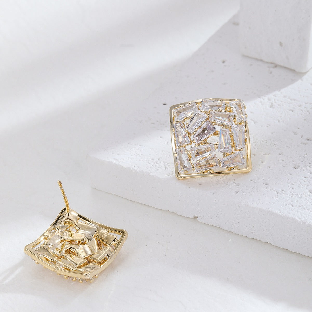 Aretes de botón minimalistas geométricos de diamantes de imitación en cobre con postes de acero inoxidable, diseño cuadrado y en forma de estrella