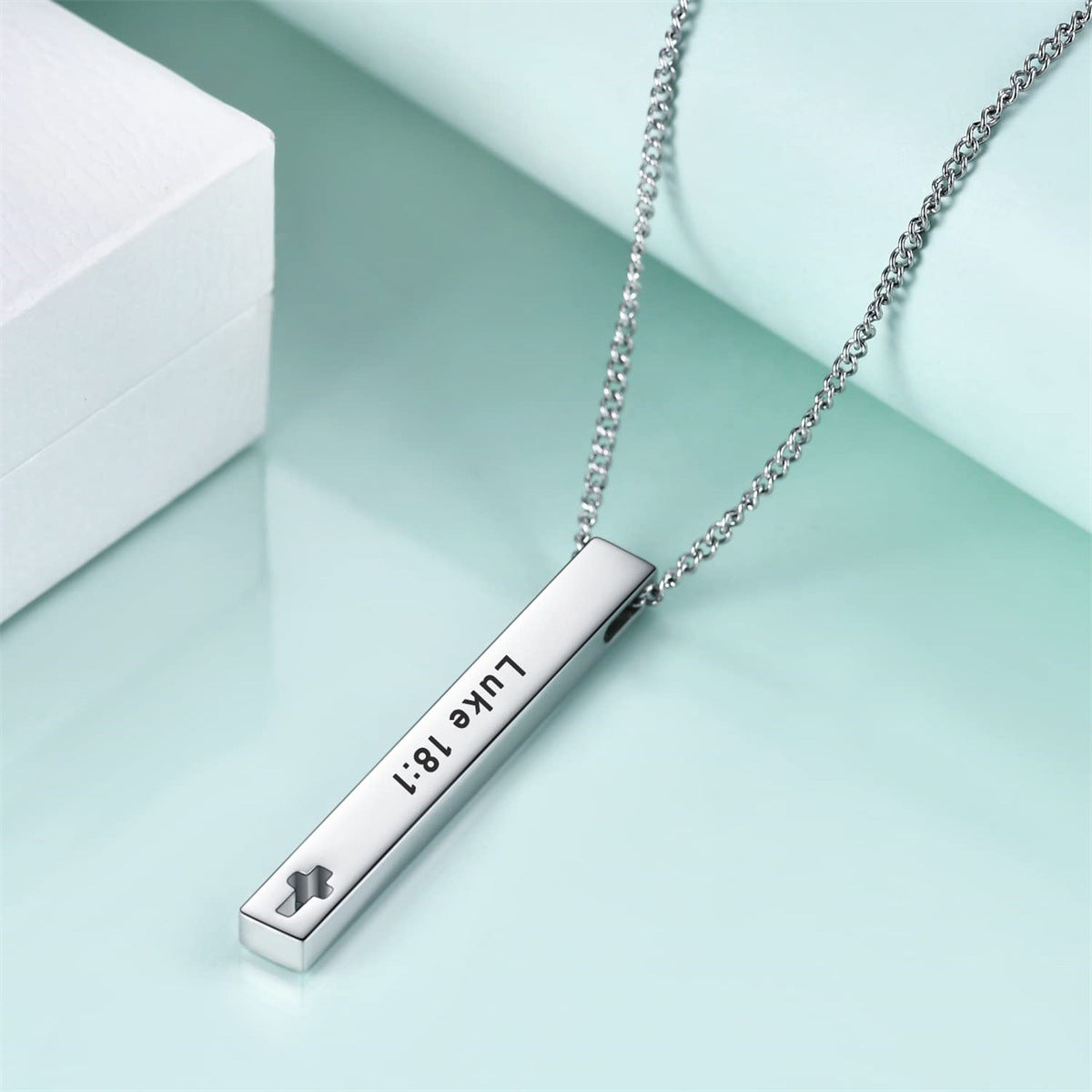 Elegante Collana Bibbia Geometrica in Acciaio Inox da Donna con Ciondolo in Acciaio al Titanio Lucido e Motivo a Margherite su Catena a O