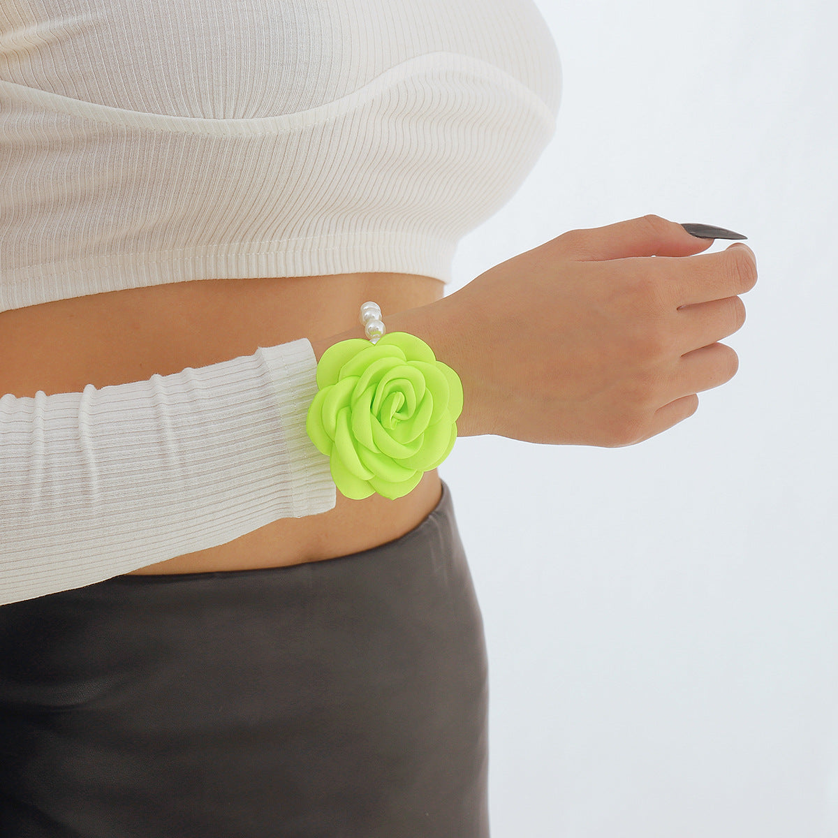 Pulsera floral dulce y atrevida con perlas de imitación y detalles de aleación, elegante diseño de rosa de té y rosa en banda de terciopelo