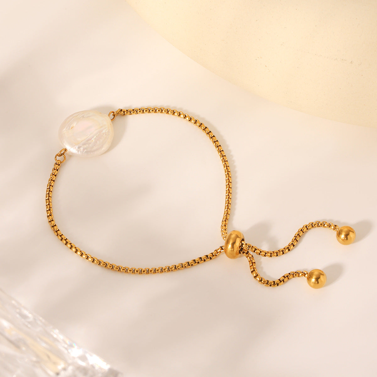 Bracciale con ciondolo minimalista geometrico con perla d'acqua dolce in acciaio inossidabile con finitura placcata, catena a maglie regolabile