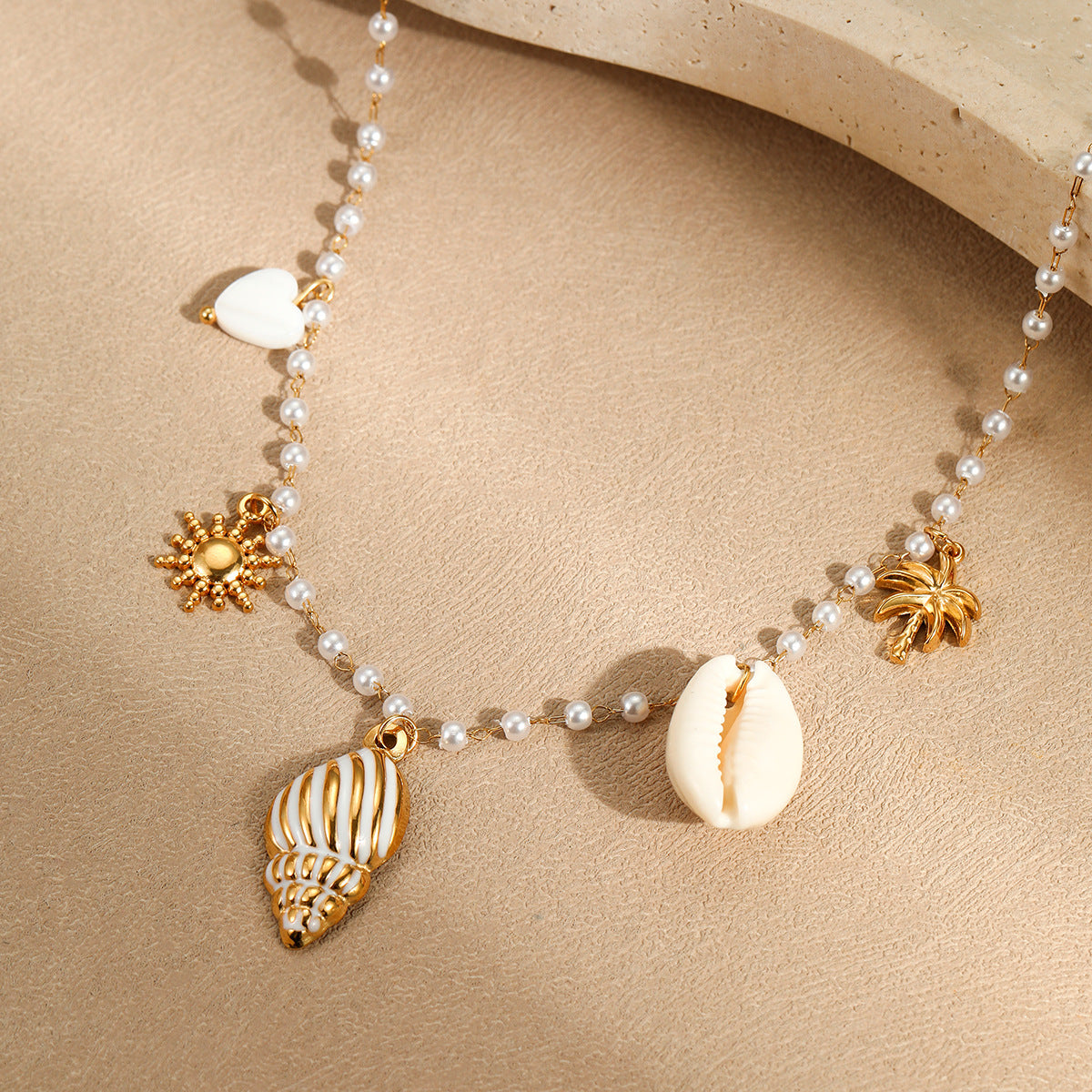 Elegante collar de acero inoxidable con colgante de concha de inspiración francesa, diseño oceánico y acabado chapado para mujer
