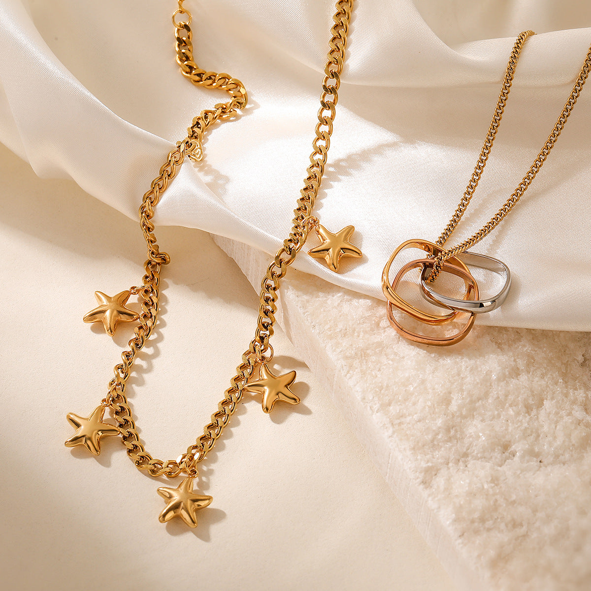 Collana con ciondolo a stella geometrica da donna in acciaio inossidabile placcato oro 18K, design minimalista e alla moda