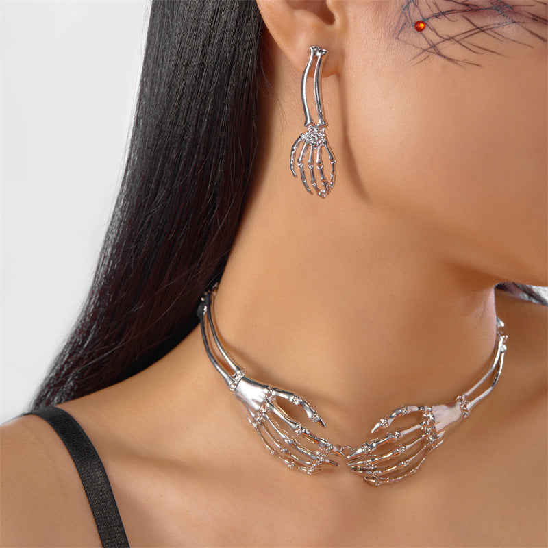Collana con ciondolo a teschio gotico scuro da donna con catena in lega e finitura galvanizzata per costume di Halloween