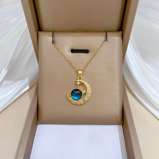 Collar de lujo con colgante de luna geométrica para mujer y hombre, cadena de acero de titanio con incrustaciones de diamantes de imitación