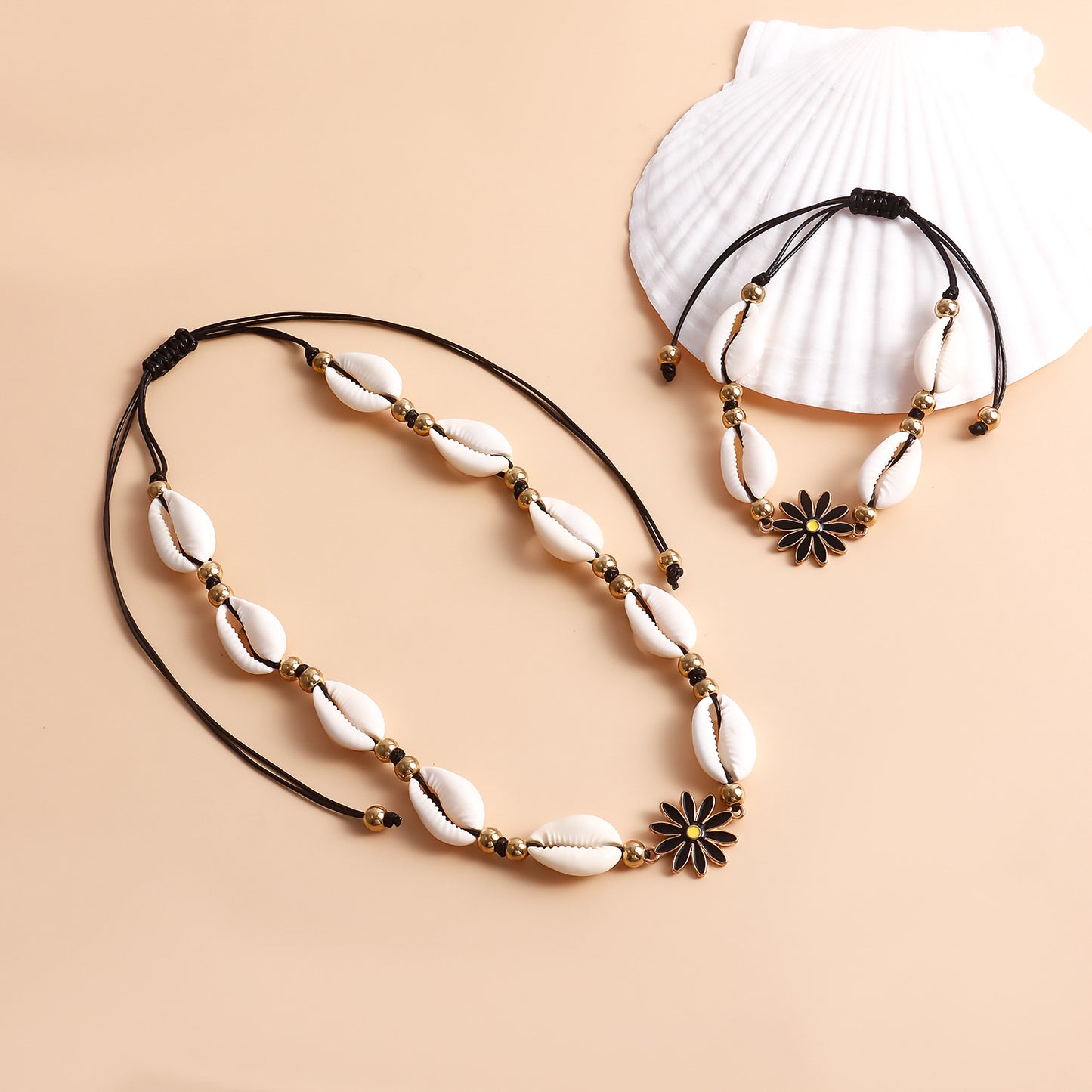 Collar con colgante de margarita bohemia con dije de concha en cordón ajustable para mujer