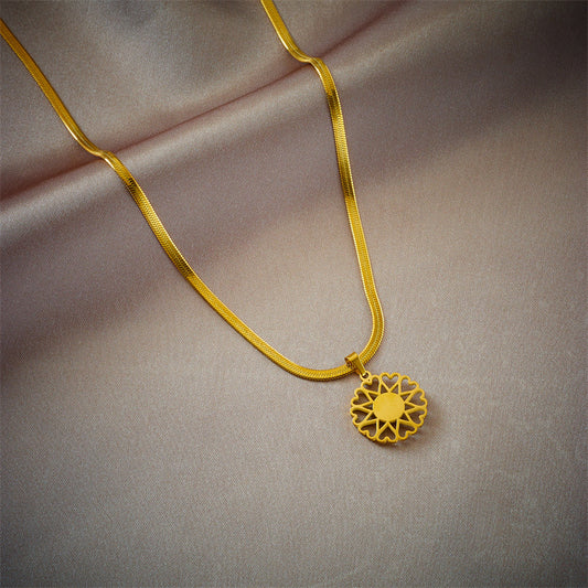 Collana Minimalista a Catena Serpentina con Occhio Vuoto Geometrico in Acciaio al Titanio con Finitura Placcata