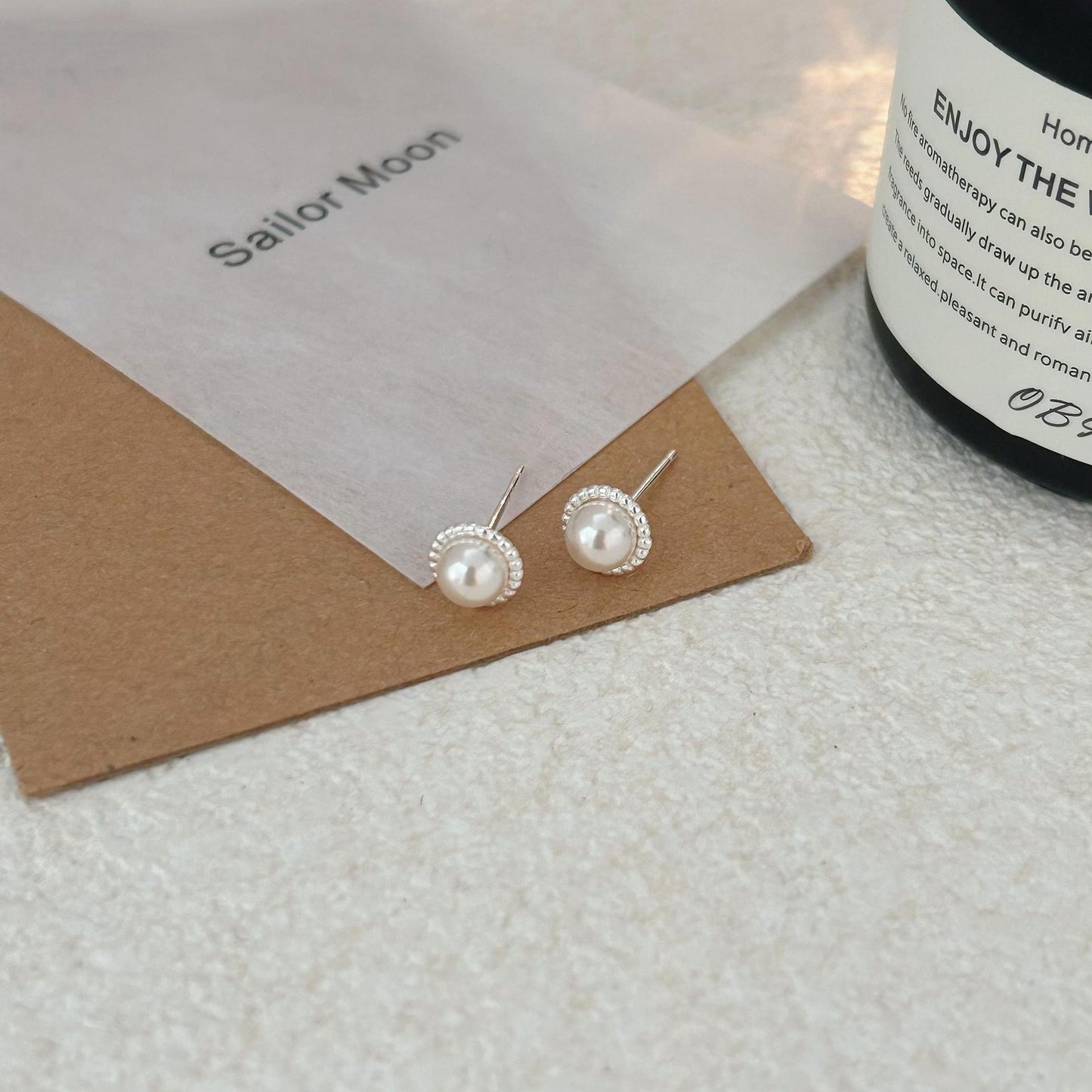 Orecchini a Perno Minimalisti con Perle in Argento Sterling 925 Placcato Oro, Design a Forma di Lettera