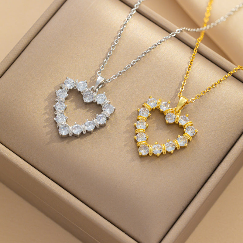 Collana di lusso da donna in acciaio al titanio a forma di cuore con intarsio in strass e catena O lucida