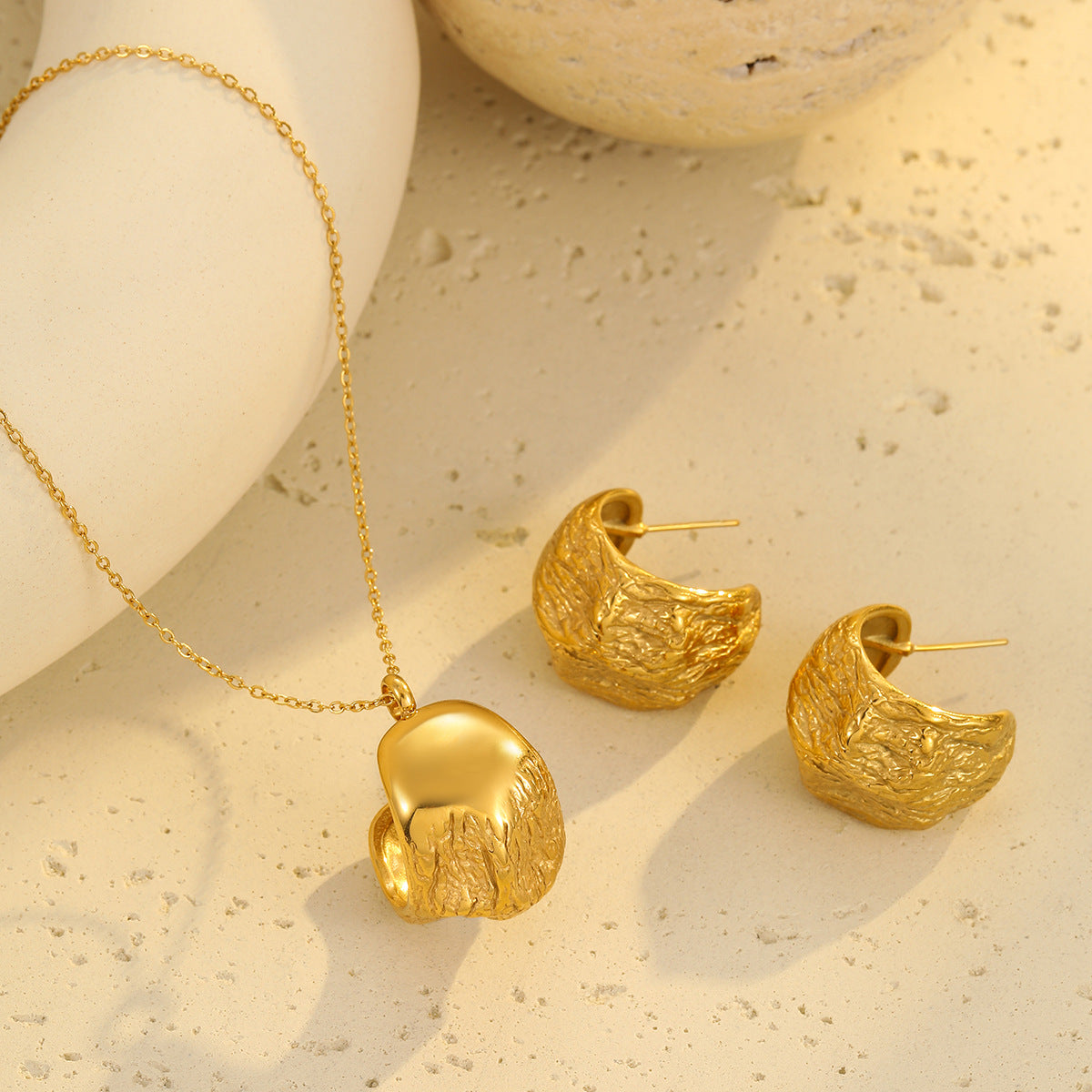 Collana da donna minimalista geometrica con texture martellata in acciaio inossidabile con ciondolo placcato oro 18 carati