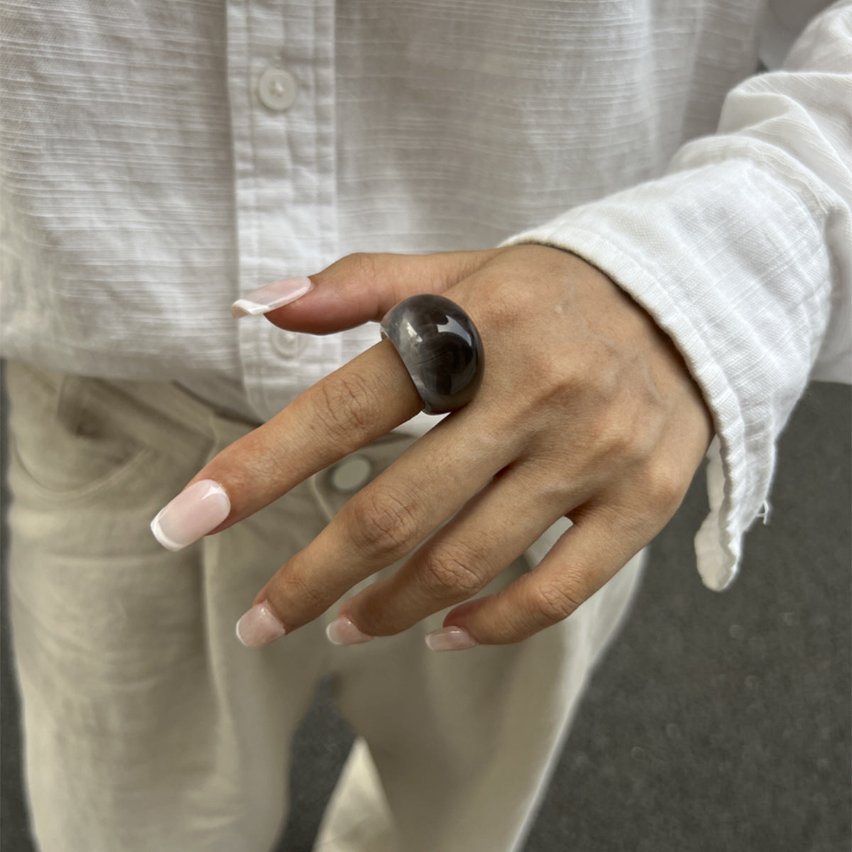 Anello da donna in resina geometrico minimalista con effetto marmorizzato e finitura epossidica lucida
