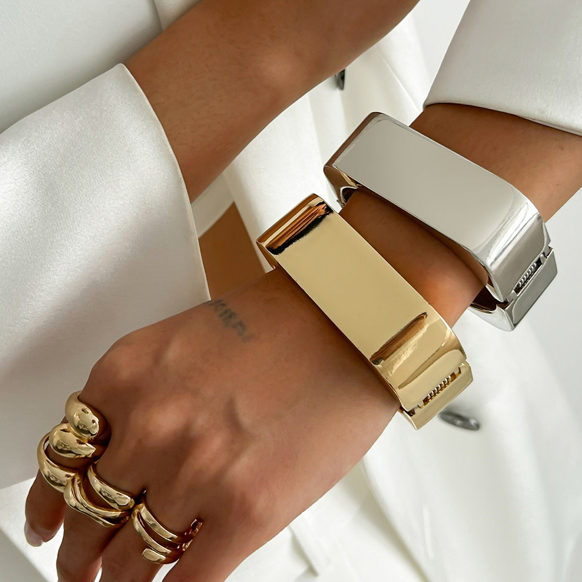 Pulsera rígida abierta geométrica minimalista dulce y moderna para mujer con aleación chapada con acabado de espejo y cierre de muelle