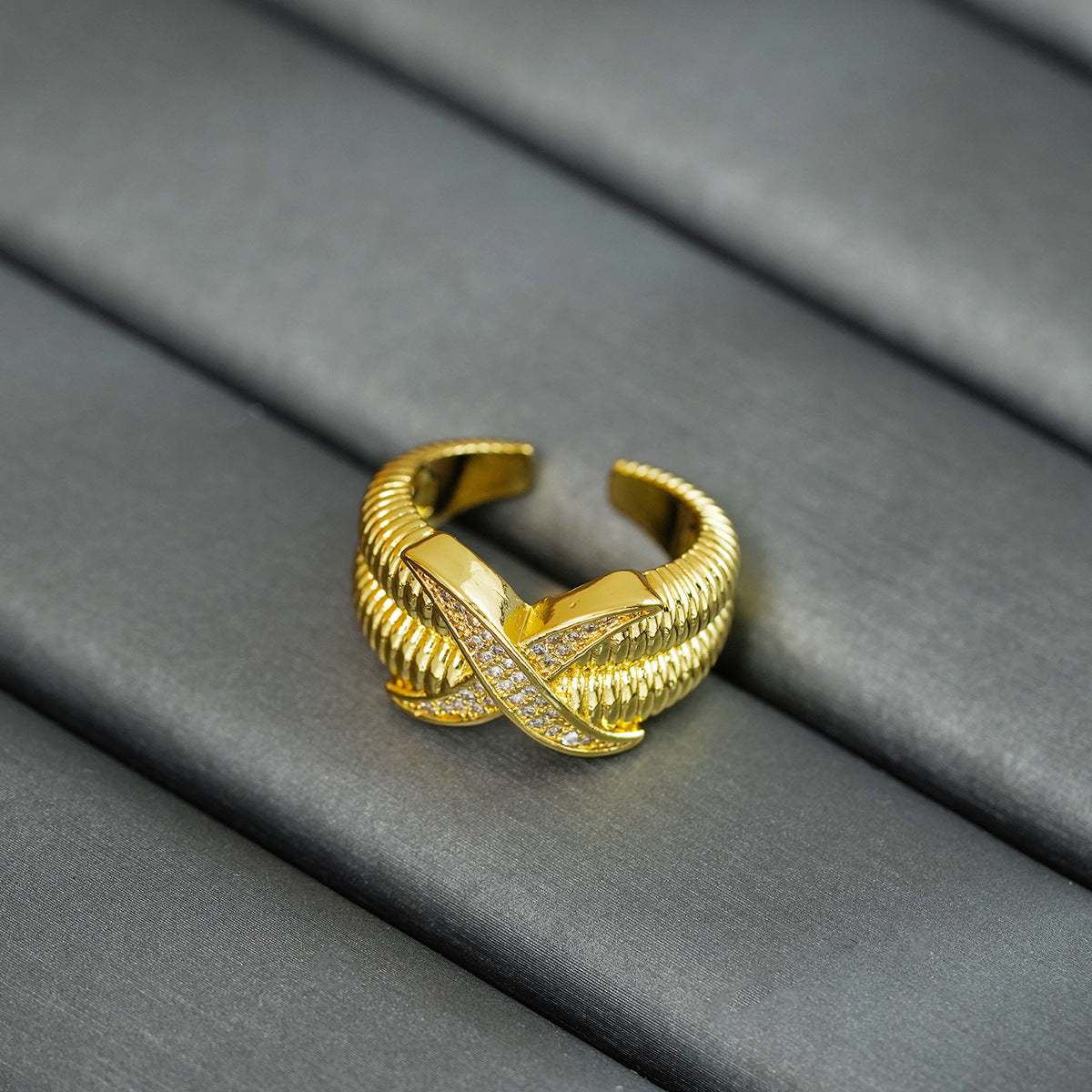 Anello Regolabile Geometrico Minimalista da Donna con Accenti in Zirconia in Rame Placcato Oro