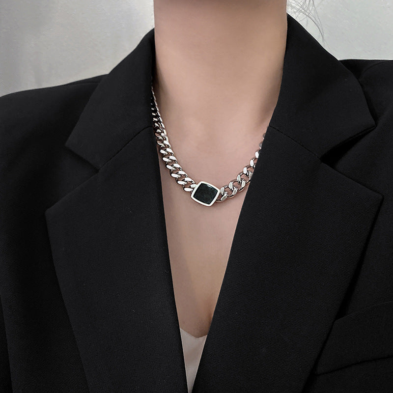 Collana a maglie cubane in acciaio al titanio, con design geometrico audace, per uomo e donna, con pendente a lucchetto nero a lunghezza regolabile