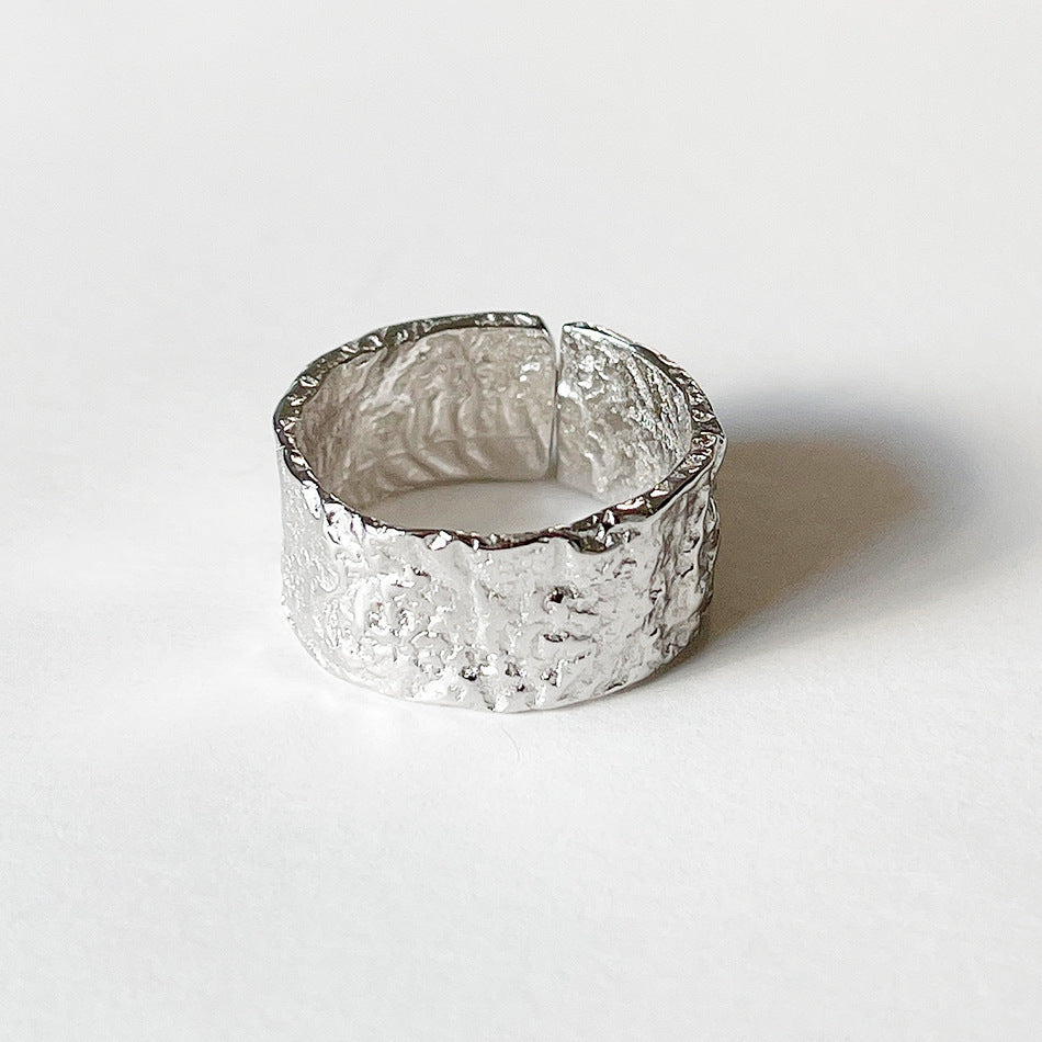 Anello da donna minimalista con cuore geometrico intarsiato in argento sterling 925